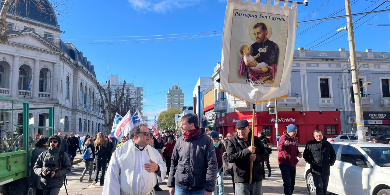 Paz, pan y trabajo: Olavarra peregrin en honor a San Cayetano